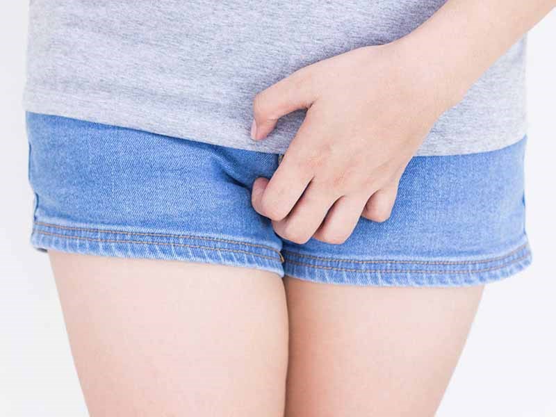 Vì sao không nên tự ý mua thuốc đặt âm đạo khi bị ngứa, khí hư bất thường?