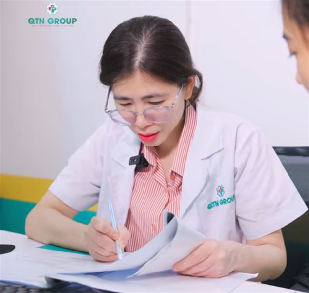 Tư vấn cho bệnh nhân có nhiều nang tuyến giáp kèm viêm tĩnh mạch chân