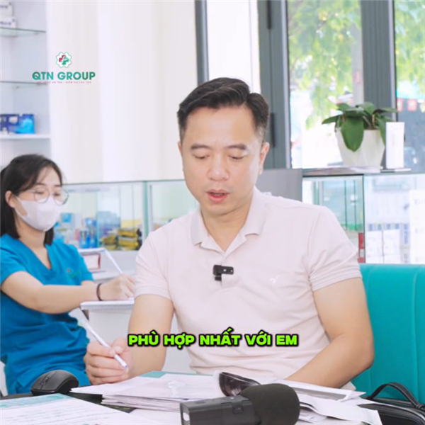 Bệnh nhân có nhiều u vú nhỏ và lành tính thì can thiệp hay theo dõi? Nếu điều trị thì chọn cách nào?