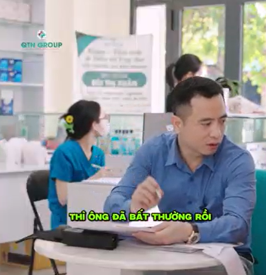 Bác sĩ chỉ rõ hình ảnh u bất thường của bệnh nhân qua kết quả siêu âm