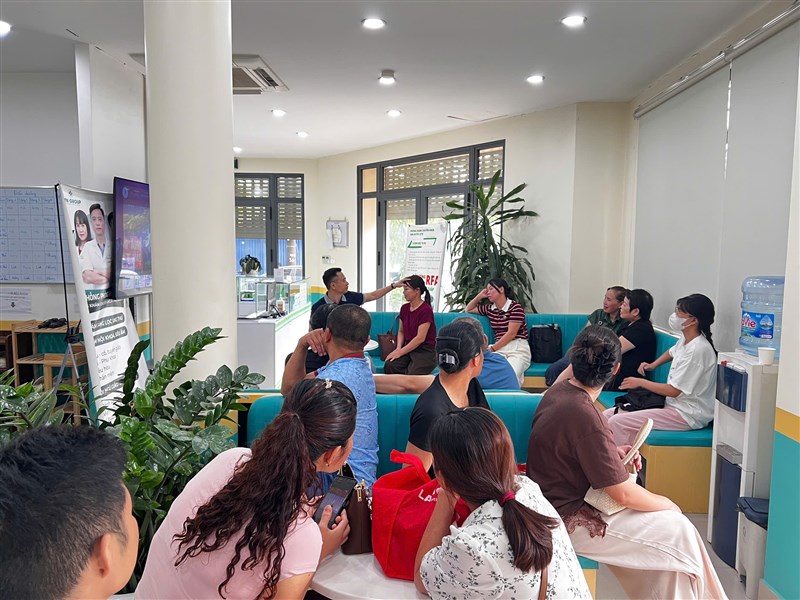 1 sáng thứ Hai thật đẹp: Bác sĩ đúng giờ, bệnh nhân đúng hẹn, QTN đón tiếp đông đảo lượng người đến tái khám RFA