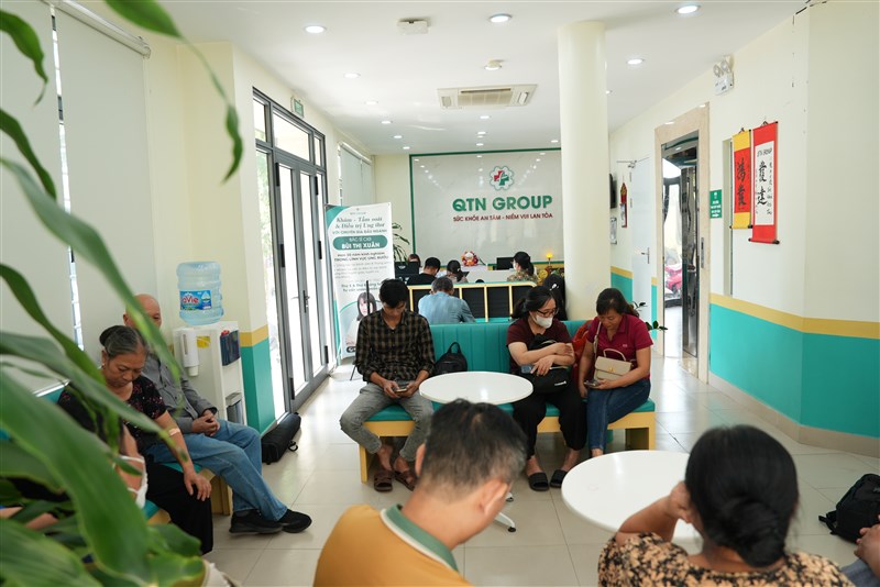 Thứ Hai tại QTN: Từ những ánh mắt lo lắng đến nụ cười nhẹ nhõm