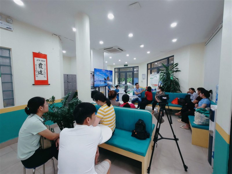 Thứ 2 mưa gió, phòng khám vẫn đông